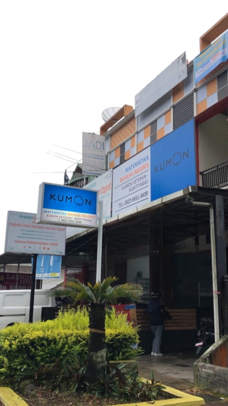 kumon-veteran-bukittinggi_tampak-depan-nyamping-dikit-photoroom